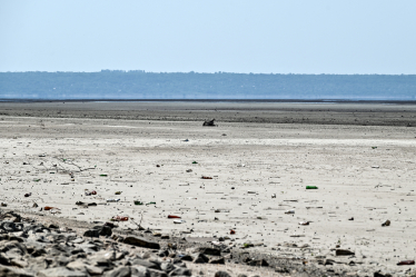 Каховське водосховище перетворилося на пустелю після того, як росіяни підірвали Каховську ГЕС, залишивши село Приморське майже повністю без промислової води, Запорізька область, 6 липня 2023 року. /Getty Images