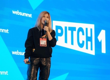 Марина Авдєєва під час пітчу на Web Summit 2023