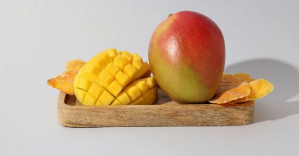 8805_ripe-juicy-mango-wooden-board.jpg (20.53 Kb)