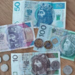 Хто з українців має право на допомогу “800 Плюс” у Польщі