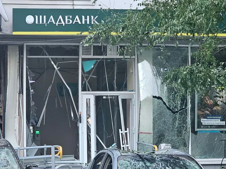 "Ми неодмінно все відбудуємо!" Атака РФ пошкодила відділення Ощадбанку в Одесі &ndash; фото