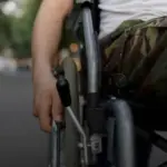 Військові, що отримали поранення, контузію чи інвалідність, мають право на виплати: Кабмін описав порядок отримання