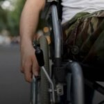 Військові, що отримали поранення, контузію чи інвалідність, мають право на виплати: Кабмін описав порядок отримання