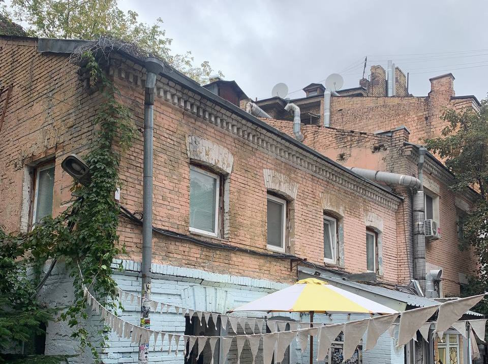 Дворик з воронами