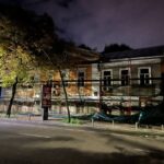 На Подолі будівельники руйнують старовинну будівлю.