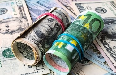 Як осінні коливання долара та євро позначаються на цінах на нерухомість в Україні? / Freepik долар, євро