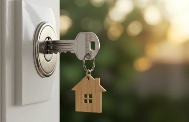 В Україні заборонять виселення ВПО / Shutterstock житло, двері, ключі