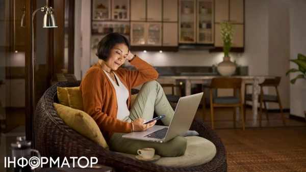 Жінка з телефоном та комп’ютером Фото: Getty Images