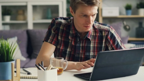 Чоловік вивчає графіки відключення світла Фото: ДТЕК