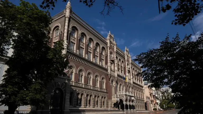 Понад 2,2 мільярда гривень на маркетинг. Як фінансові установи рекламувалися у 2025 році 12