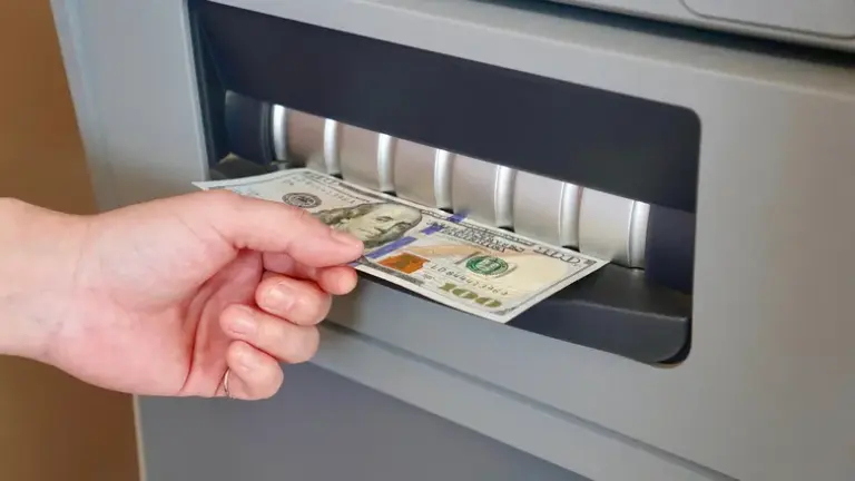 Нацбанк почав видавати банкам готівкову валюту після інциденту в Угорщині, пов'язаного з Ощадбанком. 6 Нацбанк почав видавати банкам готівкову валюту після інциденту в Угорщині, пов'язаного з Ощадбанком. 6