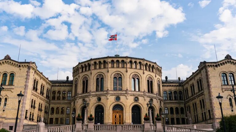 Норвезька держава надала Україні фінансову допомогу у розмірі 200 мільйонів доларів для покриття витрат на пенсійні виплати. 5