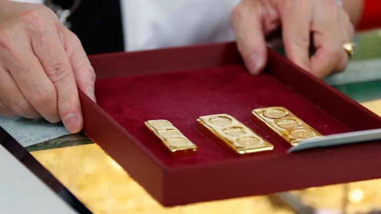 Золоті котирування демонструють нетипову поведінку: замість очікуваного зростання в умовах нестабільності, вони стрімко знижуються. 15 Золоті котирування демонструють нетипову поведінку: замість очікуваного зростання в умовах нестабільності, вони стрімко знижуються. 14