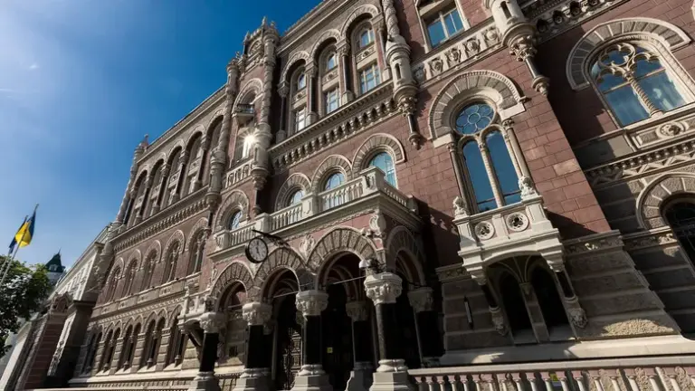 Нацбанк знову вимагає не створювати зайвих перешкод для осіб, що виконують важливі державні функції. 1