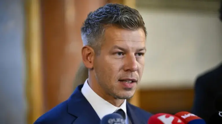 Зеленський висловив бажання повернути кошти Ощадбанку, які, за його словами, "привласнив Орбан". Угорський прем'єр відреагував. 12