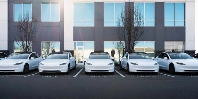 Головна 32 Tesla та BYD: хто виграє боротьбу за електромобілі…