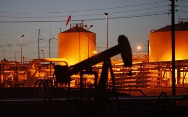 Іран зменшує видобуток нафти через блокаду американського флоту