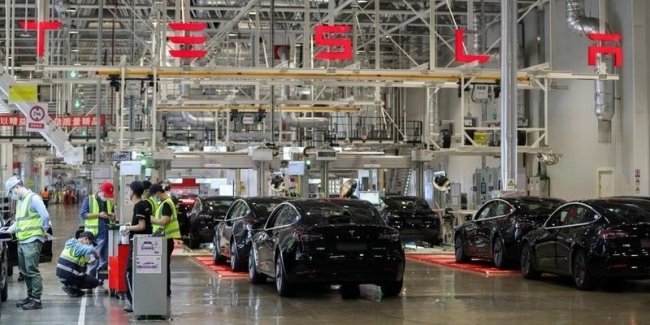 Tesla модернізує функцію автопілота: що нового для водіїв