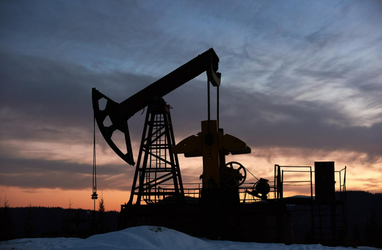 Запаси нафти у світі зменшились на сотні мільйонів барелів, повідомляє Bloomberg