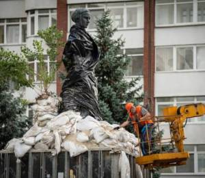 Київ: Знімають захист з пам'ятників, роботи почали біля монумента Лесі Українці 3 Київ: Знімають захист з пам'ятників, роботи почали біля монумента Лесі Українці 3