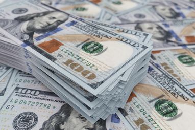 НБУ може продовжити поступове ослаблення гривні — ICU