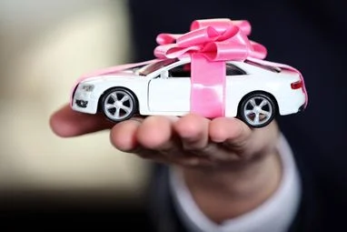 Rolls-Royce, Porsche та Tesla: які коштовні автомобілі дарували українці протягом другого кварталу 15