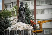 Головна 52 Київ: Знімають захист з пам’ятників, роботи почали біля монумента Лесі Українці