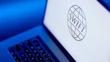 Нові санкції ЄС: 33 російські банки відключено від SWIFT.