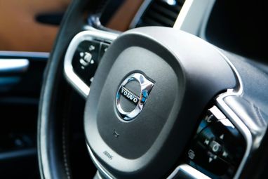 Машини Volvo здобули здатність розпізнавати небезпечні ситуації швидше за кермувальника та сповіщати про це інші транспортні засоби.