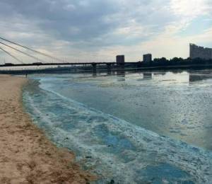 Екологи розкрили причини, через які вода в Дніпрі змінила колір та з'явилася піна 12 Екологи розкрили причини, через які вода в Дніпрі змінила колір та з'явилася піна 12