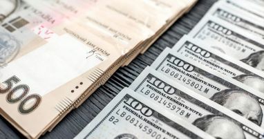 Нацбанк вже сьомий тиждень поспіль продає понад мільярд доларів на міжбанківському ринку.