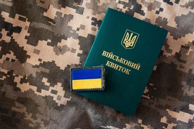 Оновлені правила для чоловіків за кордоном: консульські послуги без військового квитка: коли це стане можливим