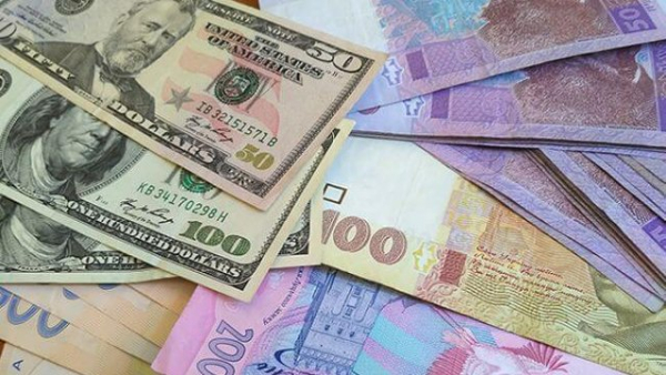 Офіційний курс української валюти до євро у понеділок знизився до найнижчого показника за всю історію – 52,2492 гривні за євро.
