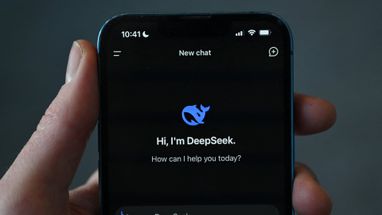 OpenAI та Anthropic зменшують вартість своїх моделей штучного інтелекту, щоб утримати клієнтів від переходу до китайських розробників.