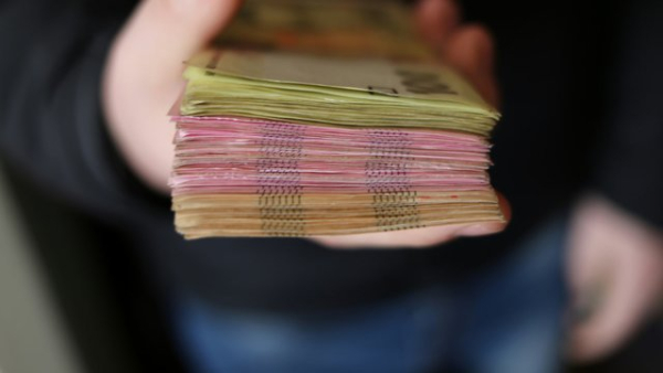 Понад вісім із десяти громадян України оцінюють свій заробіток як недостатній для задовільного існування, свідчать дані опитування Європейської бізнес асоціації. 4 Понад вісім із десяти громадян України оцінюють свій заробіток як недостатній для задовільного існування, свідчать дані опитування Європейської бізнес асоціації. 4