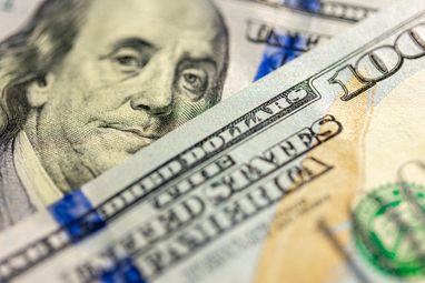 Попит на іноземну валюту зріс: скільки доларів придбали українці у липні