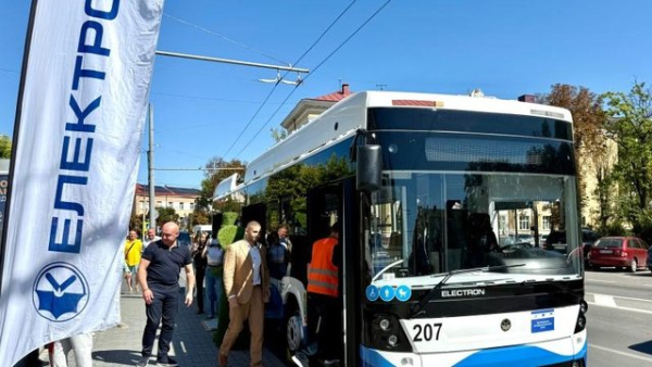 Місто Тернопіль, за сприяння Європейського інвестиційного банку, здійснило оновлення чотирьох дошкільних закладів і закупило 17 тролейбусів, витративши на це 10,5 мільйона євро.