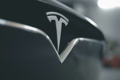 Tesla може відкликати 1,2 мільйона автомобілів через 150 скарг