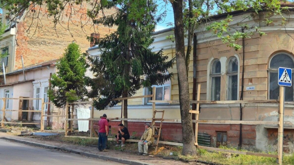 Біля історичної будівлі у Франківську з'явилася огорожа 4 Біля історичної будівлі у Франківську з'явилася огорожа 4