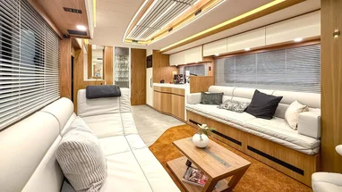 Mercedes Sprinter, вартістю 2,2 мільйона євро, переобладнаний на будинок на колесах (фото) 8