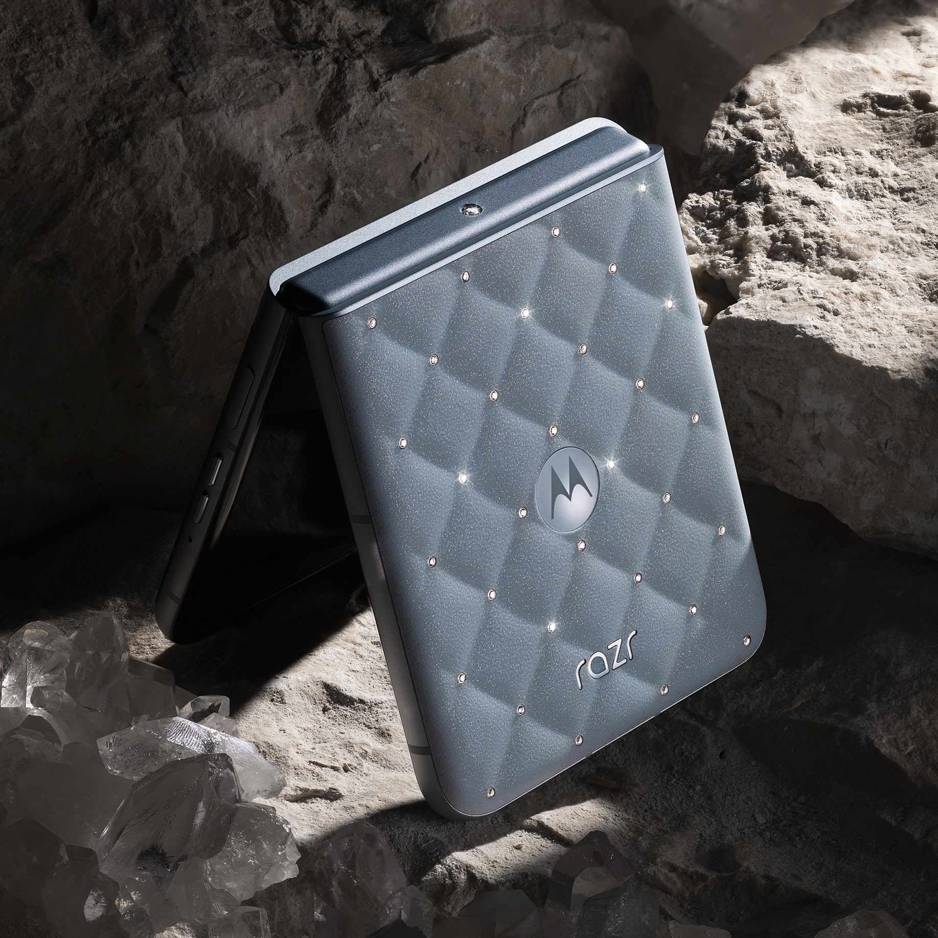 Motorola Razr 2025: ексклюзив з кристалами Swarovski 5