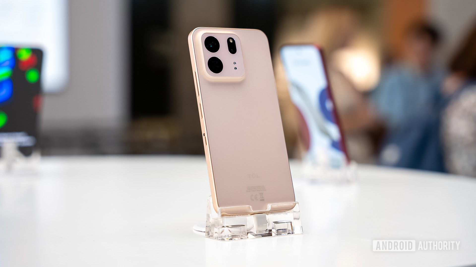 TCL пропонує вибір: NXTPAPER чи OLED для нових смартфонів 5