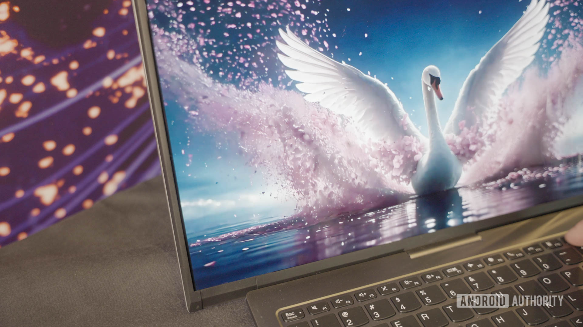 Lenovo показала ноутбук, що розкриває екран 11