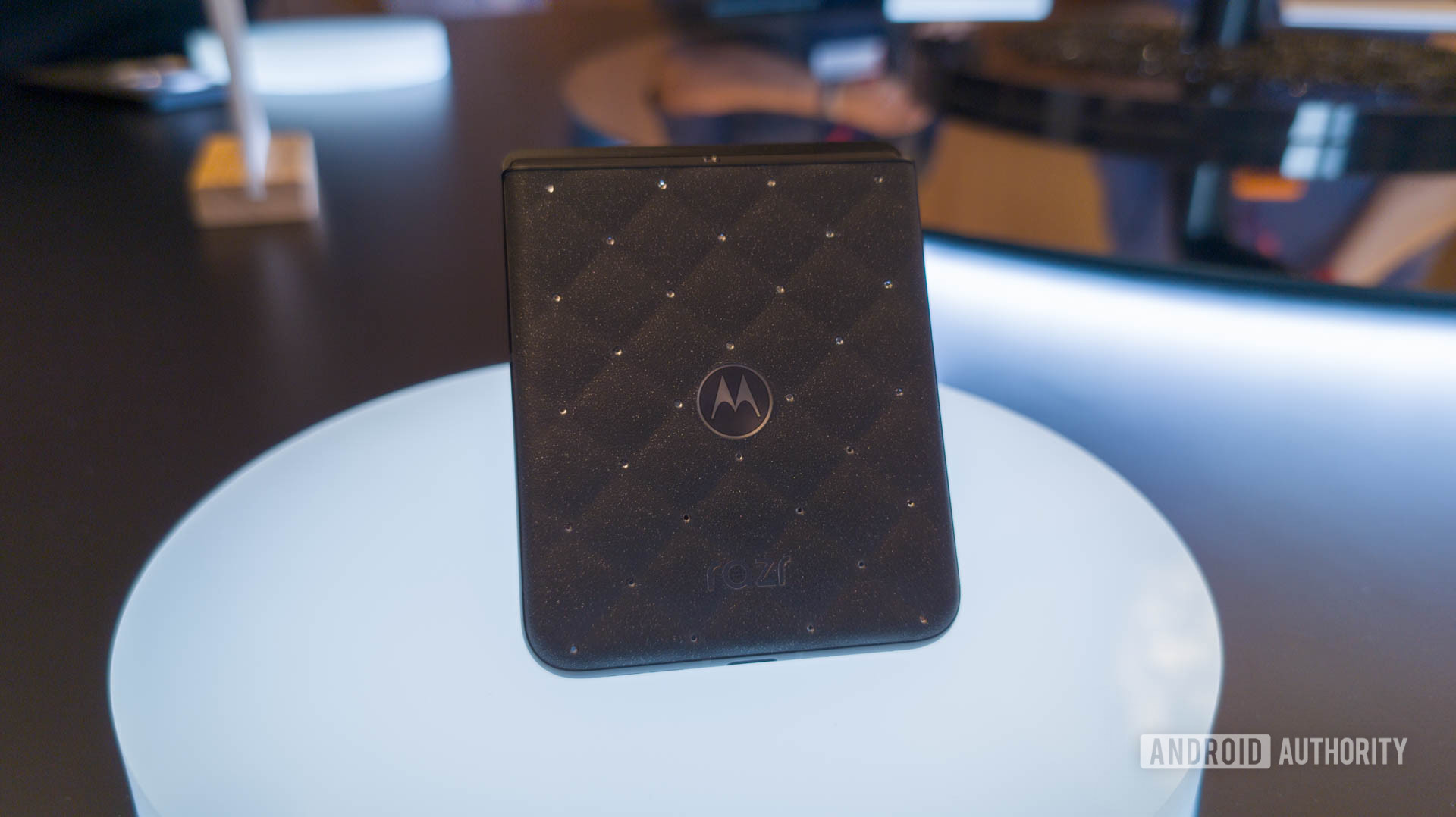 Motorola Razr: новий флагман став доступнішим 10