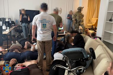 Київські шахраї заробили на криптосхемі до мільйона доларів щомісяця