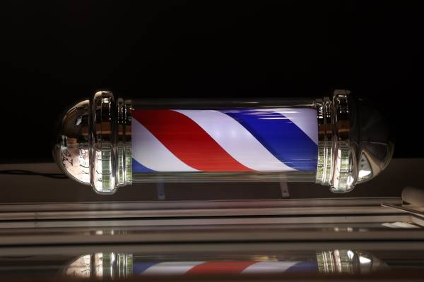 Обертова вночі перукарська вивіска. Міжнародна вивіска перукарні. Перукарська вивіска, що закликає людей.